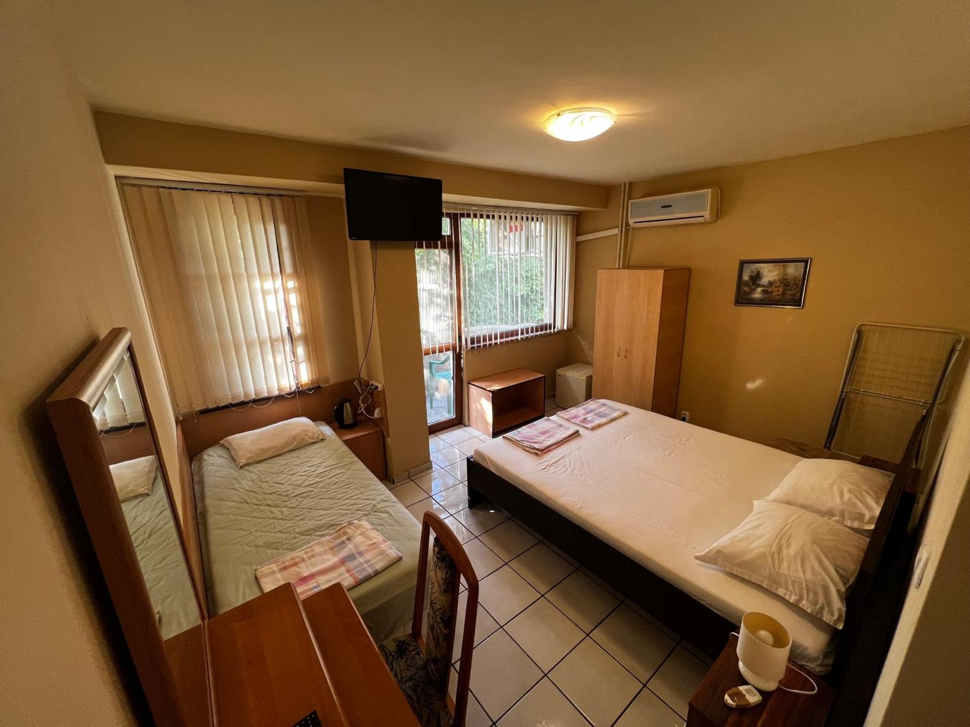 Dvete Brezi Hotel Burgasz Kültér fotó