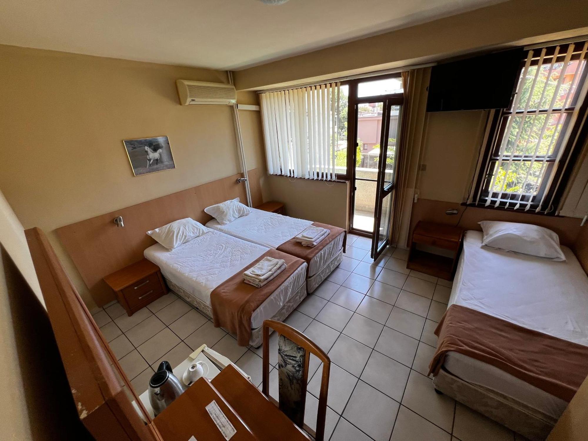 Dvete Brezi Hotel Burgasz Kültér fotó